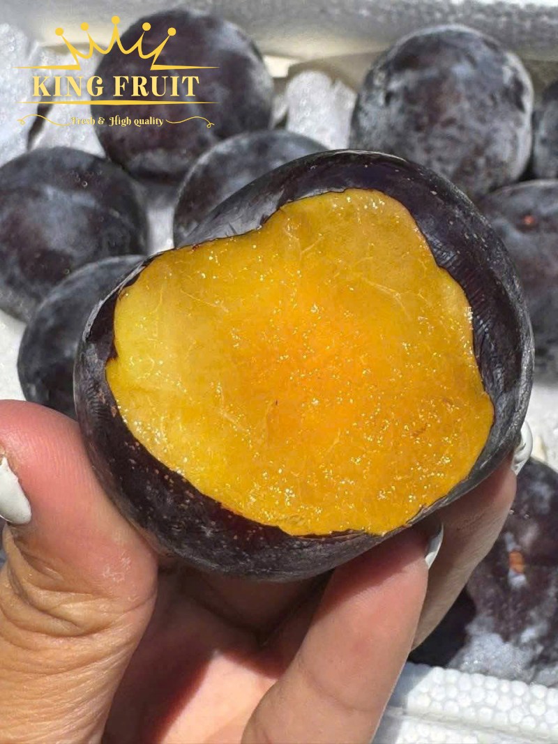 Mận đen ruột vàng