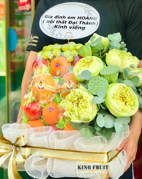 Giỏ hoa quả dâng hương lễ phật tại Chùa Sài
