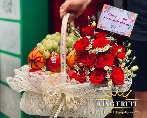 Giỏ trái cây kèm hoa tại Cửa hàng giỏ trái cây Tây Ninh