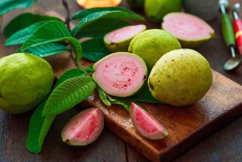ổi có hàm lượng calo thấp, chất xơ giúp giảm táo bón