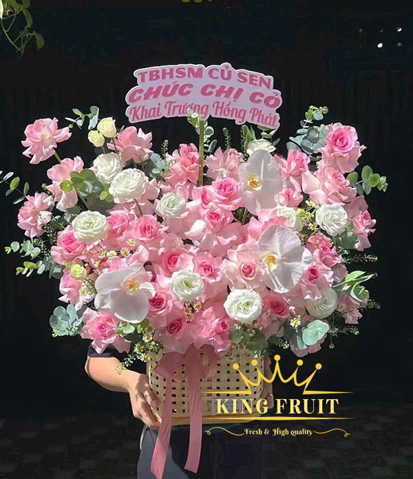 Giỏ hoa hồng xinh - Tuổi xuân tươi đẹp