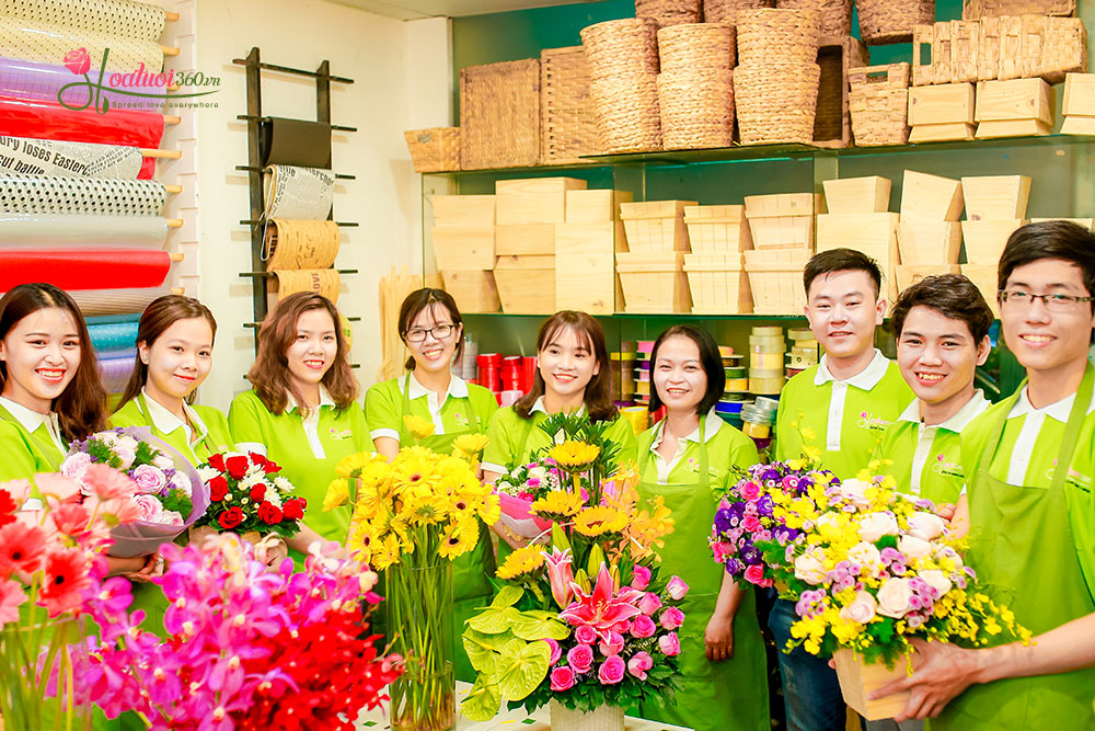 Hình ảnh nhân viên shop hoa đoàn kết